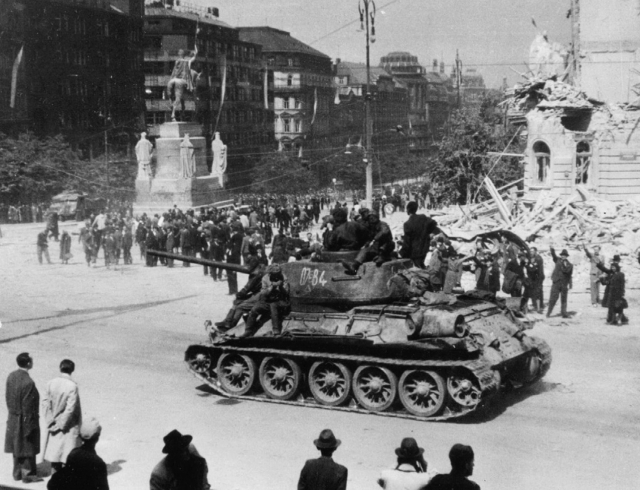 Советский танк Т-34 на Вацлавской площади в Праге