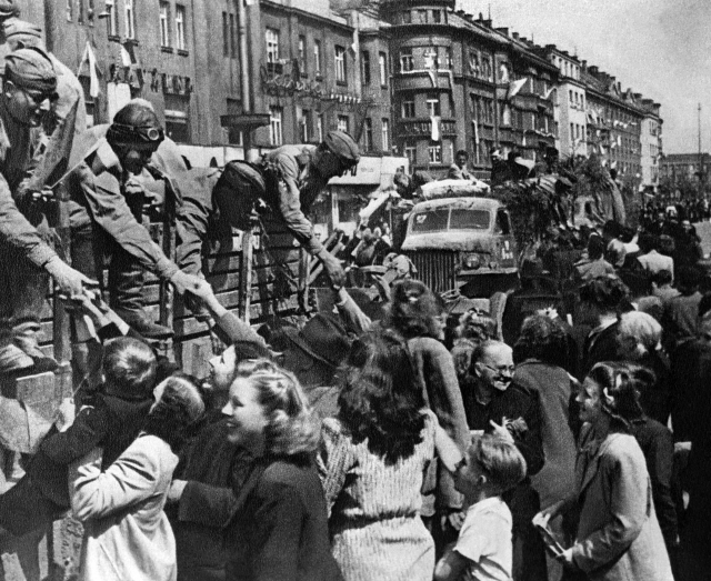Советские солдаты в освобождённой Праге