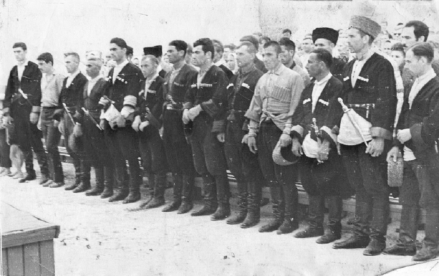 Воины 115-й Кабардино-Балкарской кавалерийской дивизии перед отправкой на фронт. Нальчик, 1942