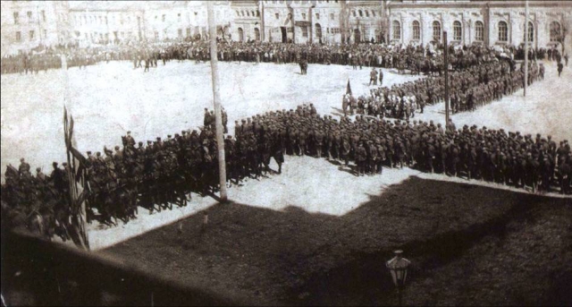 Полки 115-й кавалерийской дивизии перед отправкой на фронт, 1 мая 1942 года. Нальчик, Кабардино-Балкарская АССР