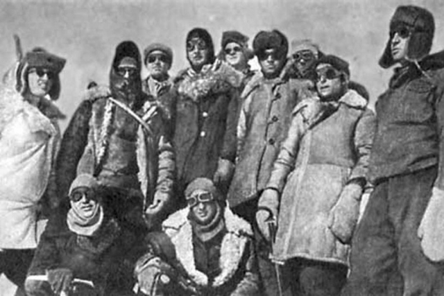 Советские военные альпинисты на станции «Приют Одиннадцати». 1943