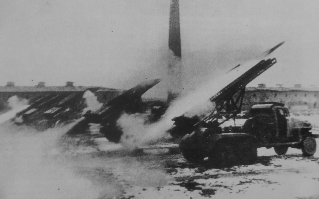 Залп советских реактивных минометов БМ-13 «Катюша»