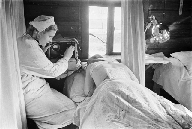 Раненый и процедурная сестра. 1943
