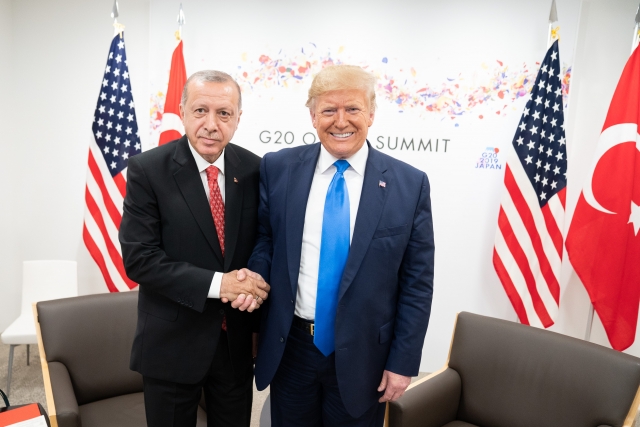 Реджеп Тайип Эрдоган и Дональд Трамп на саммите G20 в Осаке, Япония
