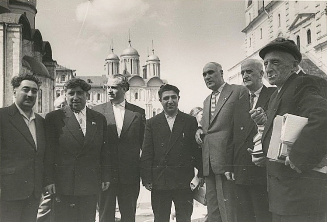 Поэт Дагестана Расул Гамзатов, грузинский поэт Ираклий Абашидзе и другие на территории московского Кремля. 1957