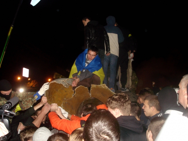 Уничтожение памятника Ленину в Харькове, 28 сентября 2014 года