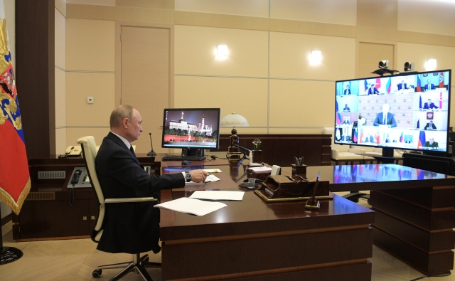Совещание Владимира Путина с главами регионов по борьбе с распространением коронавируса в России 