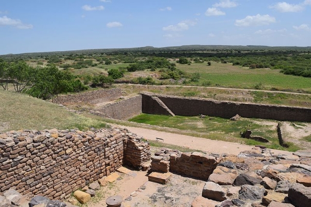 Руины Хараппской цивилизации. Дхолавира — резервуар для воды. 