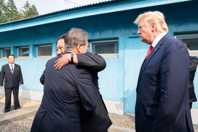 Дональд Трамп и Мун Чжэ Ин прощаются с Ким Чен Ыном на демаркационной линии, разделяющей Северную и Южную Корею, 30 июня 2019 года