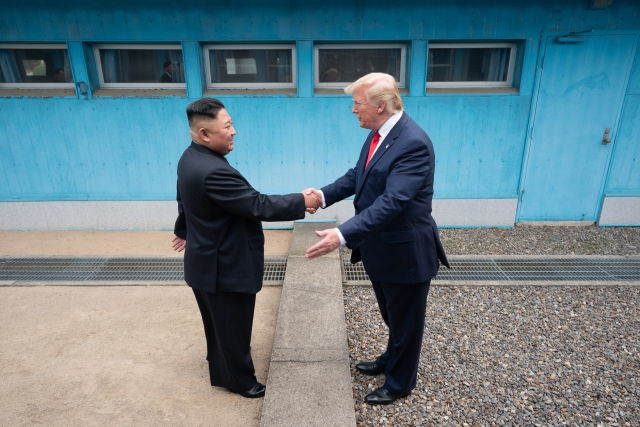 Встреча Дональда Трампа с Ким Чен Ыном на демаркационной линии, разделяющей Северную и Южную Корею, 30 июня 2019 года