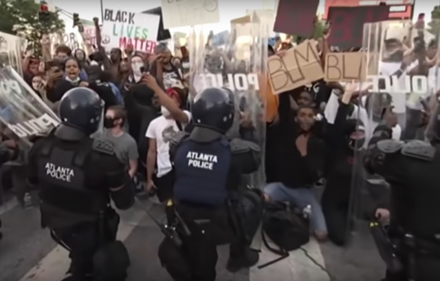 Беспорядки в США. Полицейские Атланты приклонили колено перед протестующими 
