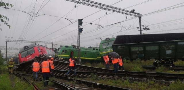  В результате столкновения три локомотива сошли с рельс. 