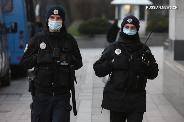 Украинские полицейские в медицинских масках