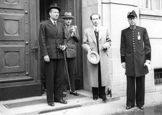 Принц Лихтенштейна Франц Иосиф II (слева) покидает Федеральный дворец в Берне в ходе официального визита в Швейцарию. 1943