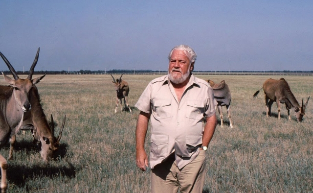 Английский писатель-натуралист Джеральд Даррелл в заповеднике Аскания-Нова во время съёмок фильма «Даррелл в России». 1985