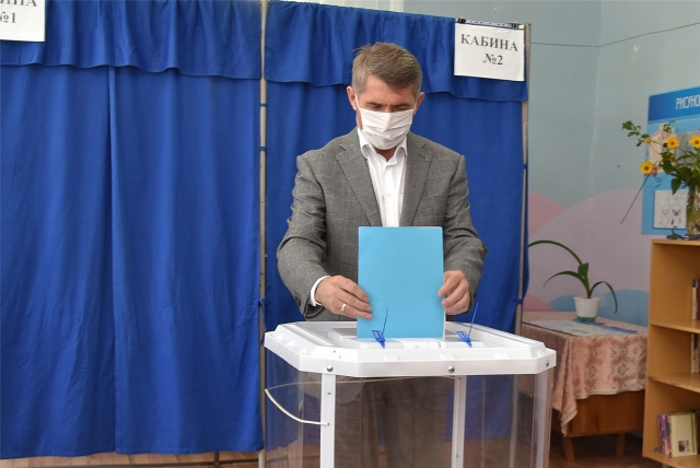 Губернатор Чувашии Олег Николаев на избирательном участке