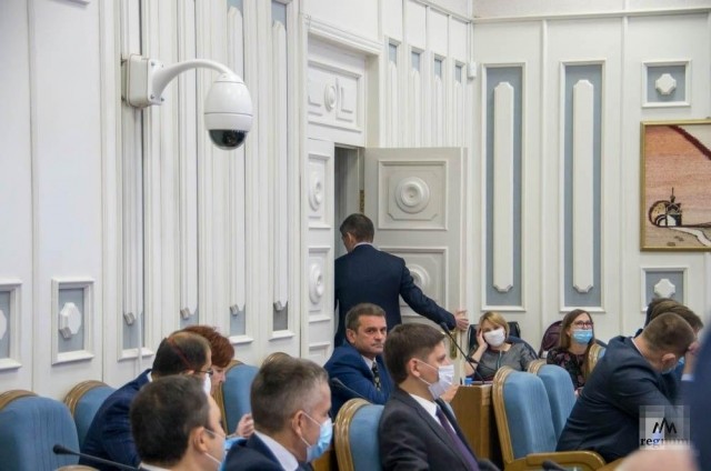 Владимир Михайлов покидает зал заседаний областной думы