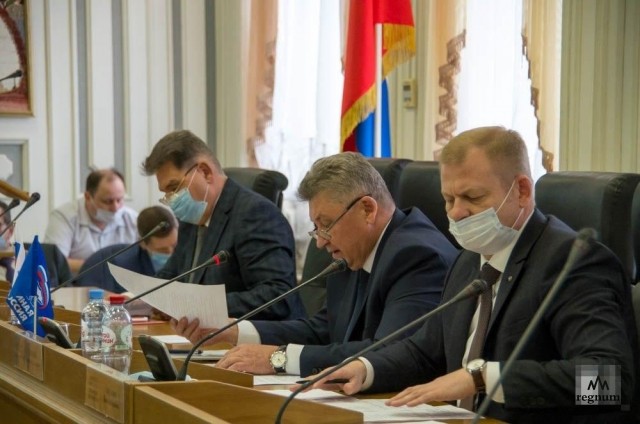 Вновь избранный председатель Костромской областной думы Алексей Анохин (в центре)