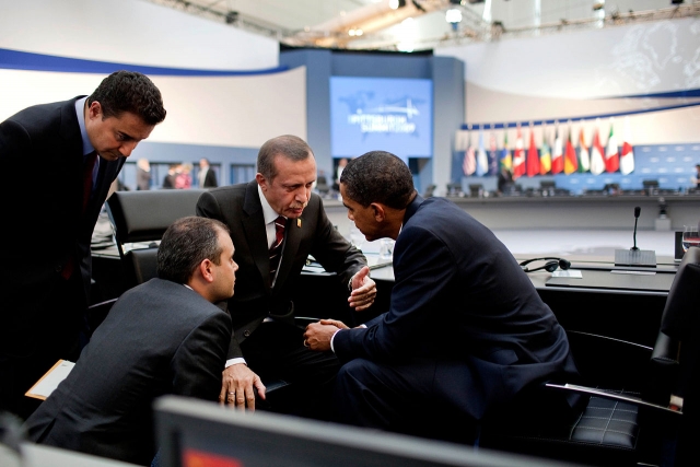 Президент США Барак Обама и премьер-министр Реджеп Тайип Эрдоган после дневной сессии саммита G-20 в Питтсбурге. 2009