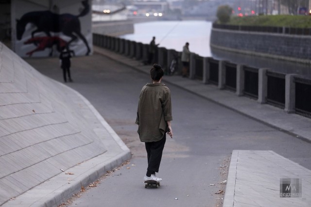 Девушка катается на скейтборде 