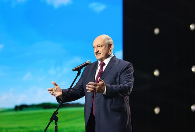 Александр Лукашенко во время выступления на женском форуме «За Беларусь»