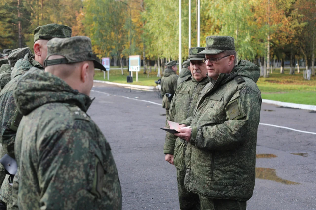Генерал-майор Юрий Евтушенко (справа)