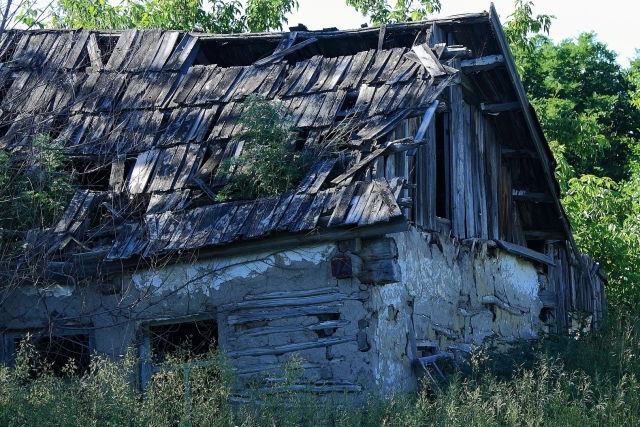 Заброшенный сельский дом 