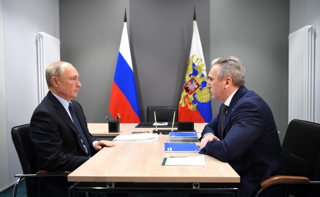 Президент России Владимир Путин на встрече с губернатором Тюменской области Александром Моором в Тобольске 