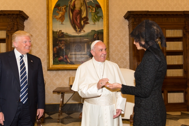 Дональд и Меланья Трамп на встрече с папой Римским Франциском 