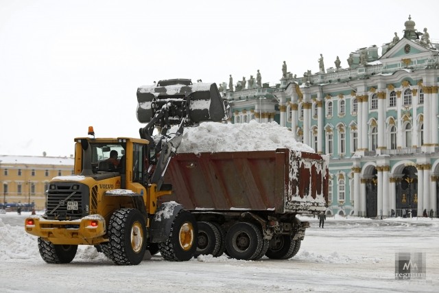 Снегоуборочная техника на Дворцовой площади 