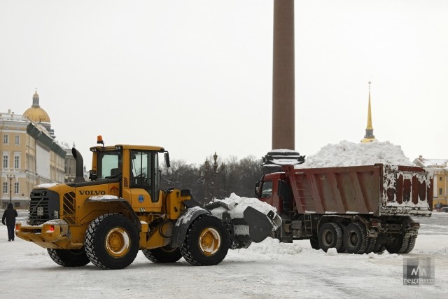 Снегоуборочная техника на Дворцовой площади 