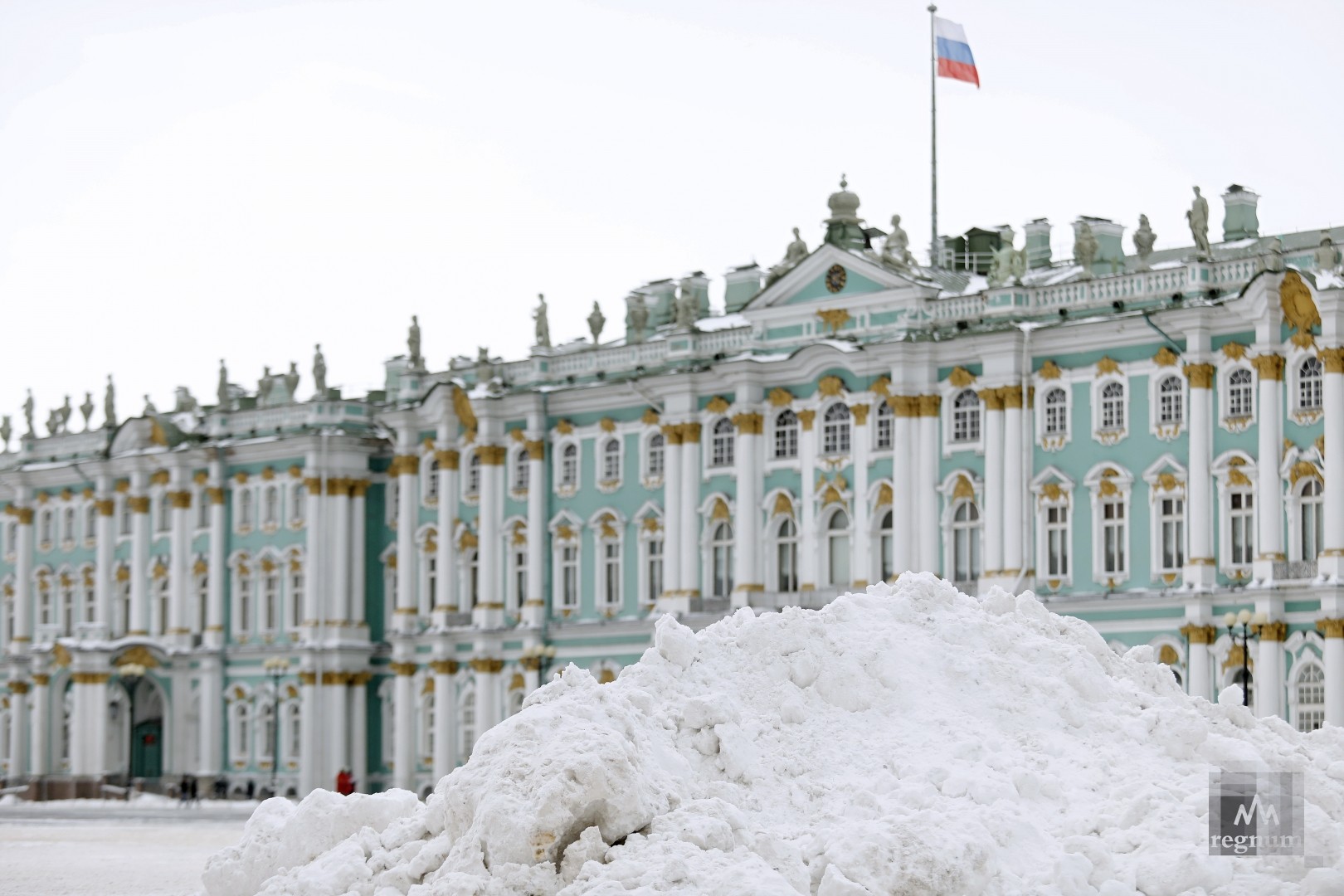 Гора снега на Дворцовой площади 
