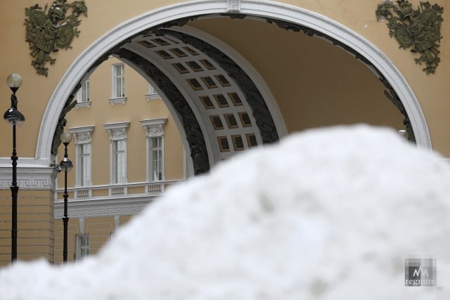 Собранный снег на Малой Морской улице 