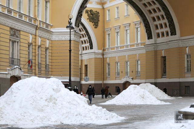 Собранный снег на Малой Морской улице 