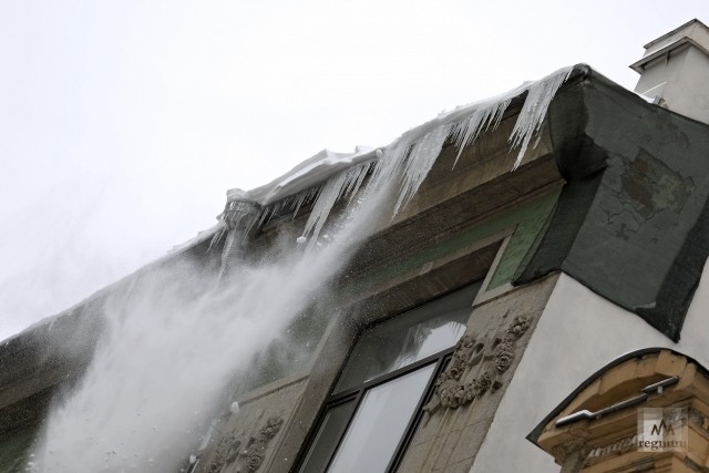 Чистка крыш от снега и льда 