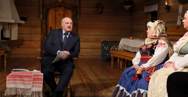 Александр Лукашенко во время встречи с коллективом Национального академического театра имени Янки Купалы