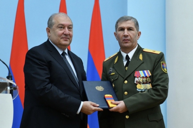 Президент Армении Армен Саркисян с начальником генерального штаба ВС Армении Оником Гаспаряном