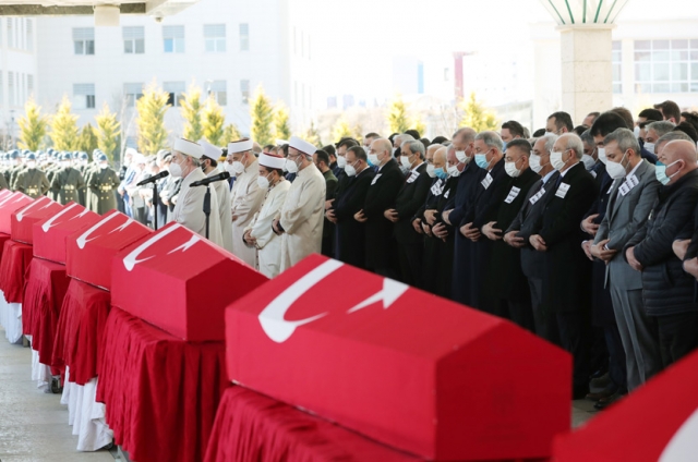 Церемония похорон солдат, погибших в результате крушения вертолета 