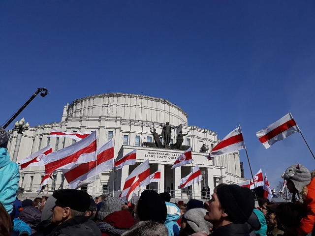Бело-красно-белый флаг. Протест в Минске