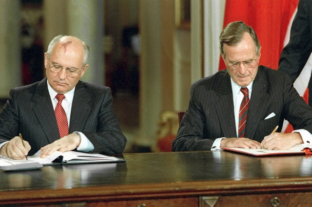 Михаил Горбачев и Джордж Буш — старший подписывают двухстороннее соглашение. Июнь 1990