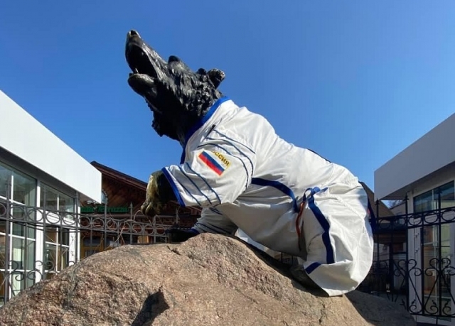 Скульптура медведя в костюме космонавта