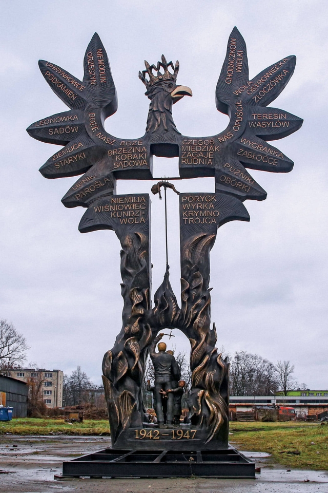 Памятник «Волынская резня». Автор — скульптор Анджей Питыньский