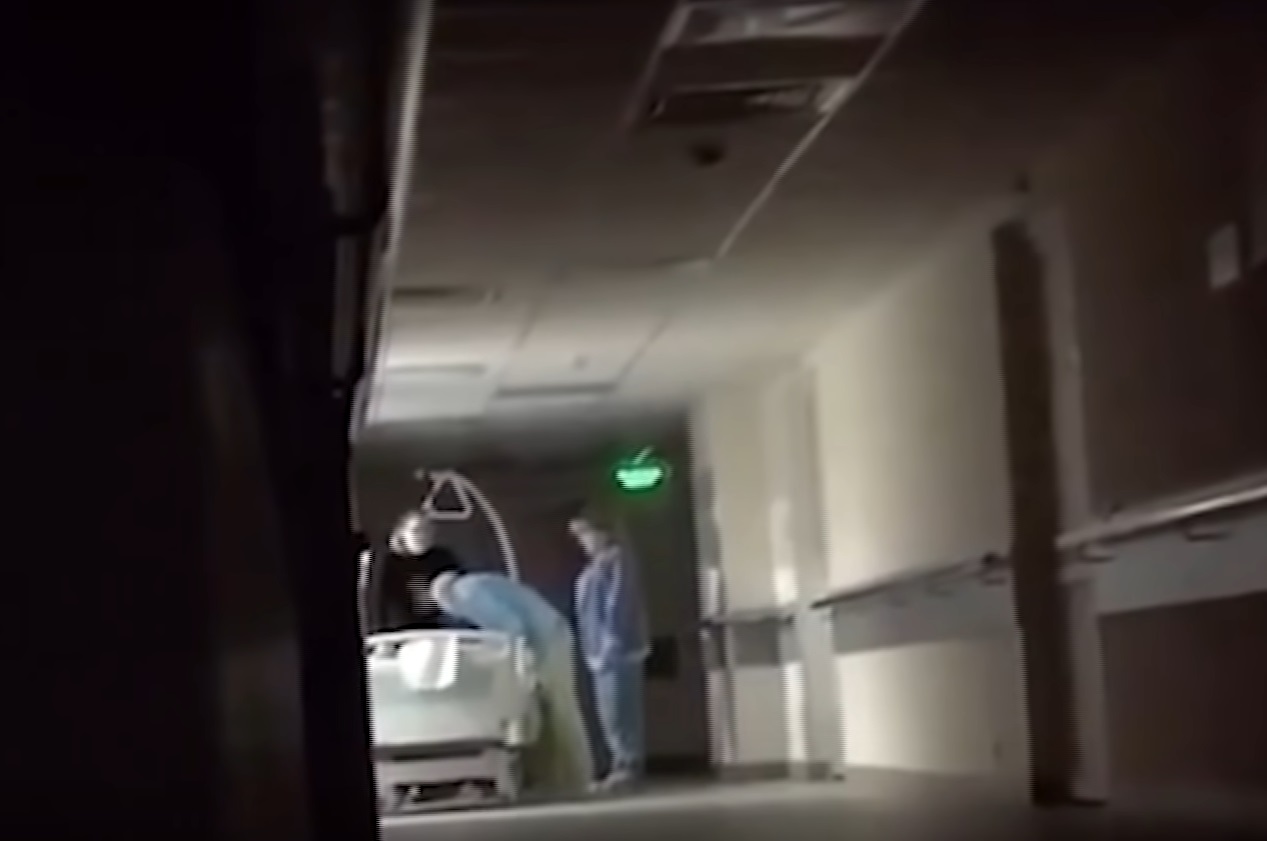 Пациентка больницы бреет свою бывалую пилотку