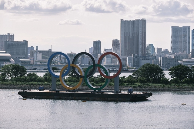 Олимпийские кольца плывут возле Одайбы 