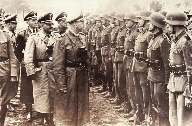 Рейхсфюрер СС Генрих Гиммлер инспектирует украинскую дивизию СС «Галичина». 1944
