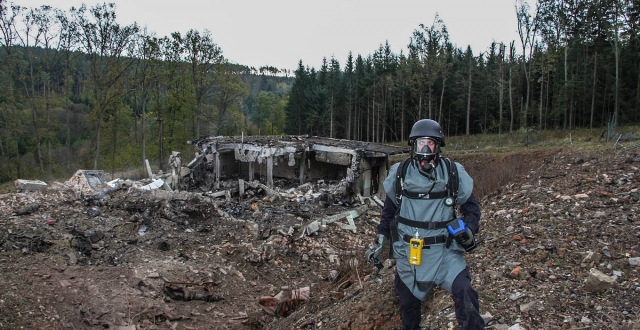 На месте взрыва боеприпасов в деревне Врбетица, 11 декабря 2014 года