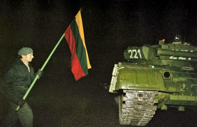 Один из протестующих с флагом Литвы около советского танка. Вильнюс. Ночь 13 января 1991 года