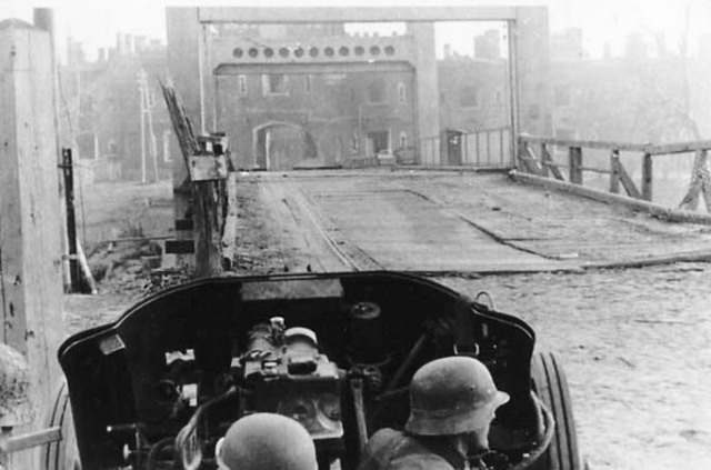 Холмские ворота Брестской крепости под прицелом немцев. Июнь 1941 года