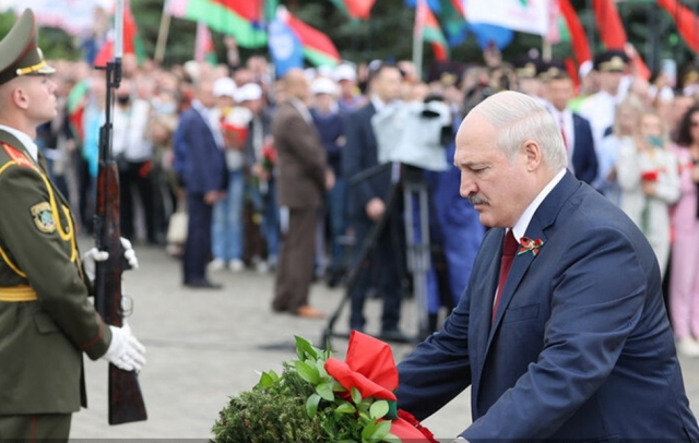 Александр Лукашенко в День независимости возложил венок к кургану Славы