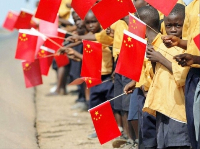 Африканские дети с китайскими флагами